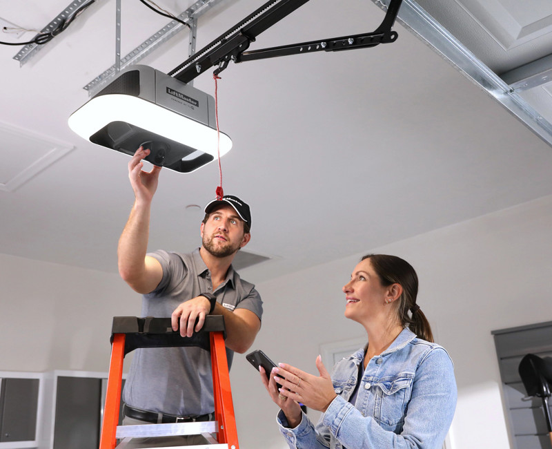 6690L Woman Installer 1 1J8A4989